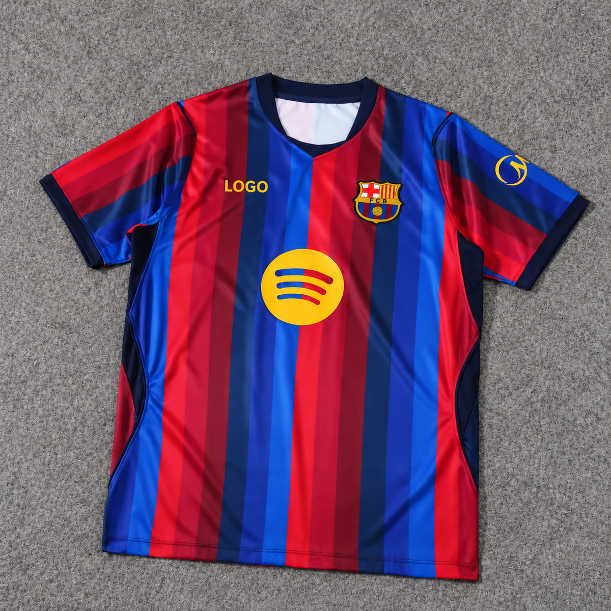 FC Barcelona · Local azulgrana 26/27 sobre alfombra gris, con escudo original y LOGO en la marca deportiva