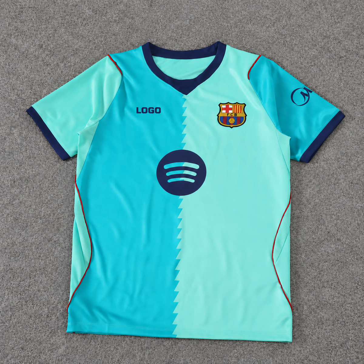 FC Barcelona · Tercera turquesa 26/27 sobre alfombra gris, con escudo original y LOGO en la marca deportiva