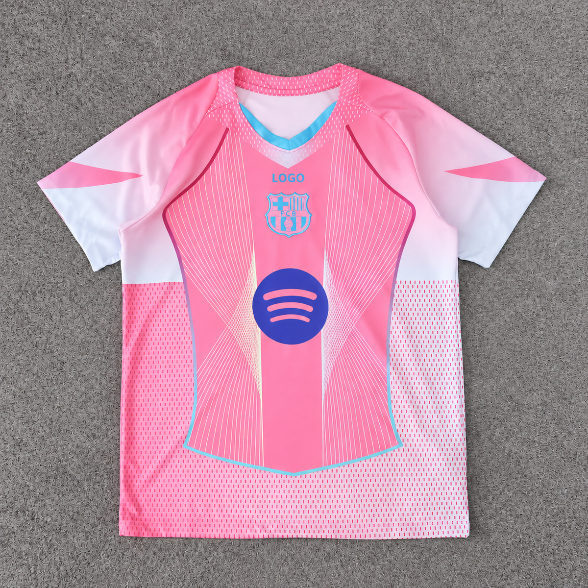 FC Barcelona · Rosa pastel · Fan sobre alfombra gris, con escudo original y LOGO en la marca deportiva