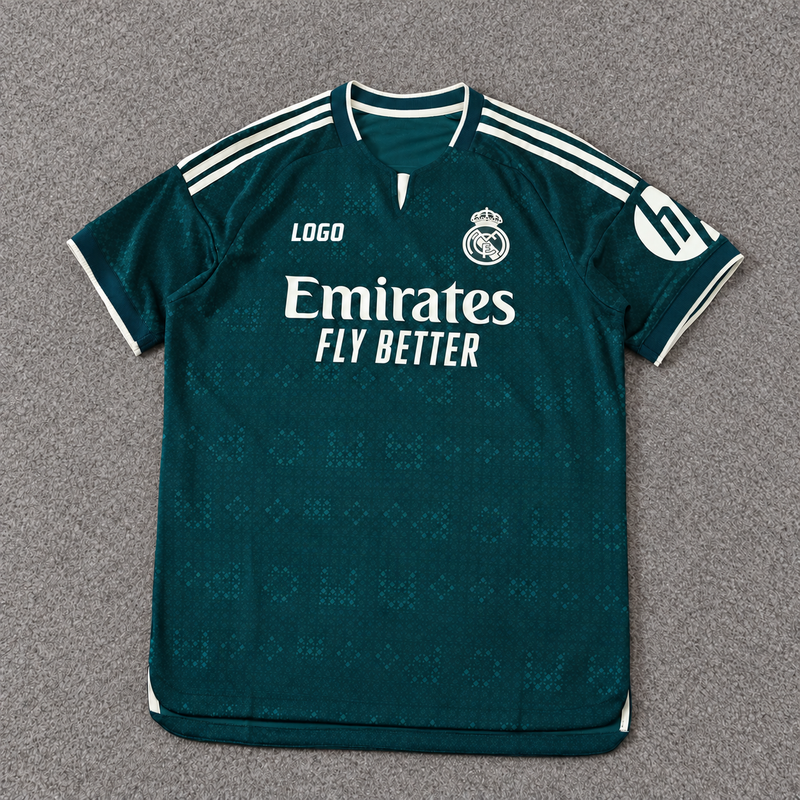 Real Madrid · Visitante verde oscura 26/27 sobre alfombra gris, con escudo original y LOGO en la marca deportiva