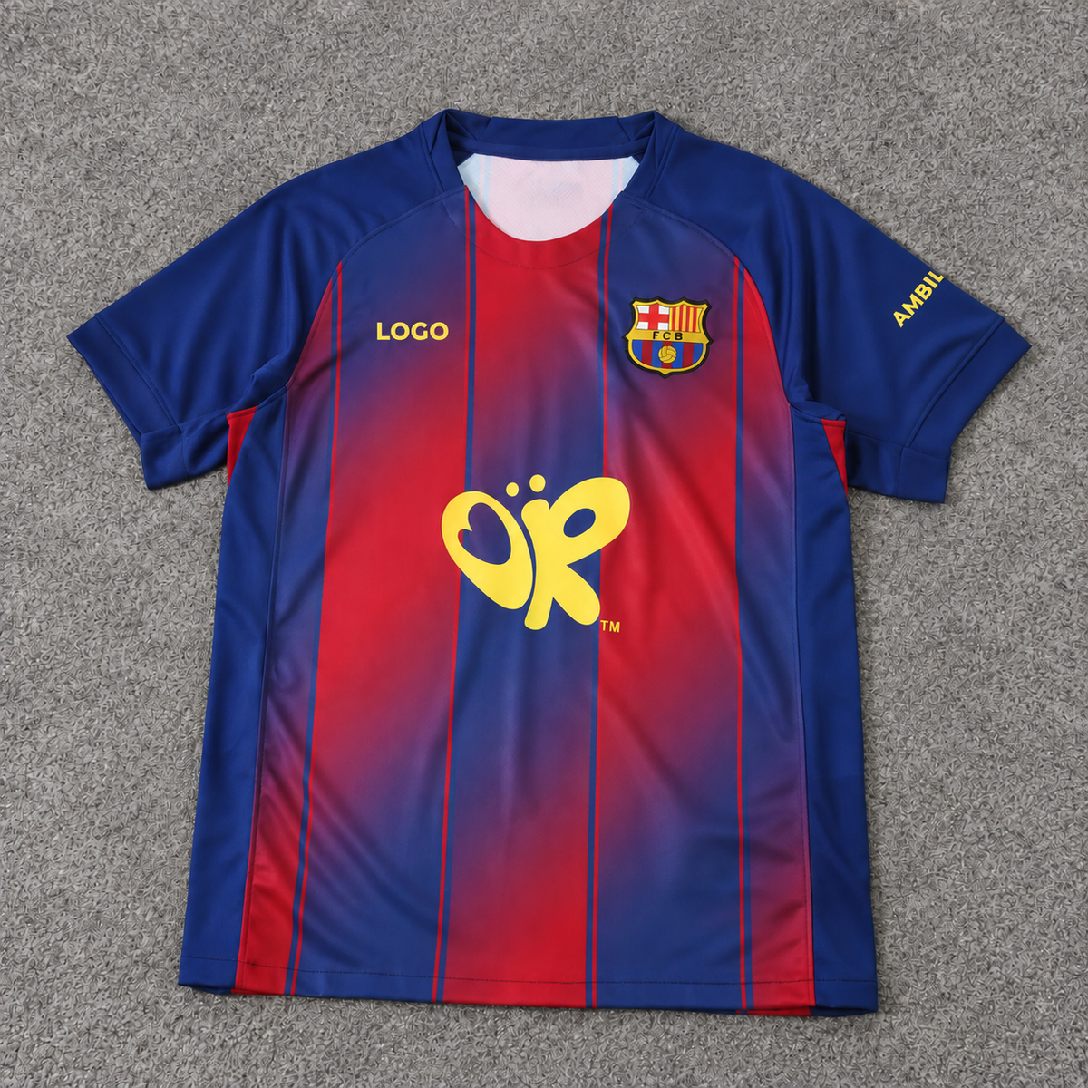 FC Barcelona · Colaboración 25/26 sobre alfombra gris, con escudo original y LOGO en la marca deportiva
