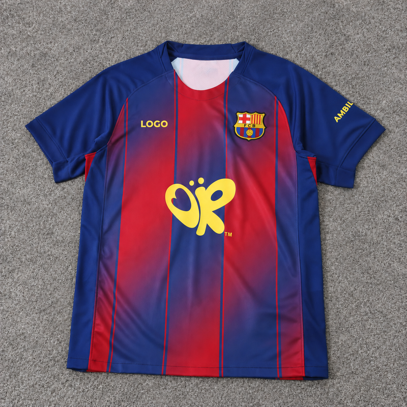 FC Barcelona · Colaboración 25/26 sobre alfombra gris, con escudo original y LOGO en la marca deportiva