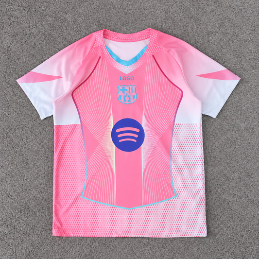 FC Barcelona · Rosa pastel · Fan sobre alfombra gris, con escudo original y LOGO en la marca deportiva