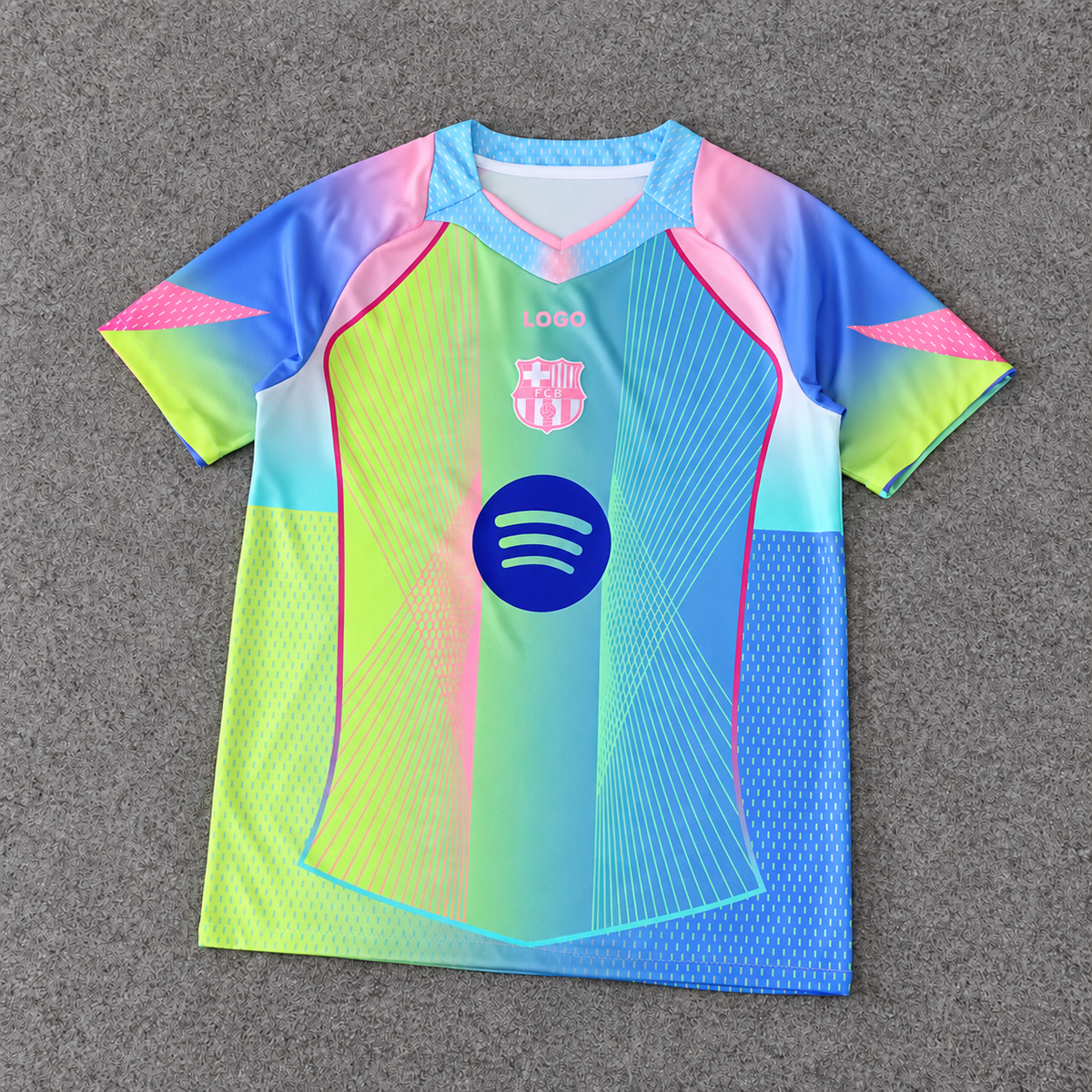 FC Barcelona · Pastel · Fan sobre alfombra gris, con escudo original y LOGO en la marca deportiva