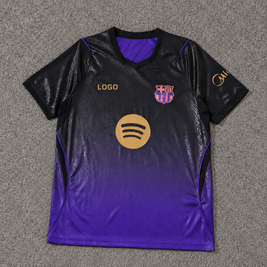 FC Barcelona · Visitante lila 26/27 sobre alfombra gris, con escudo original y LOGO en la marca deportiva