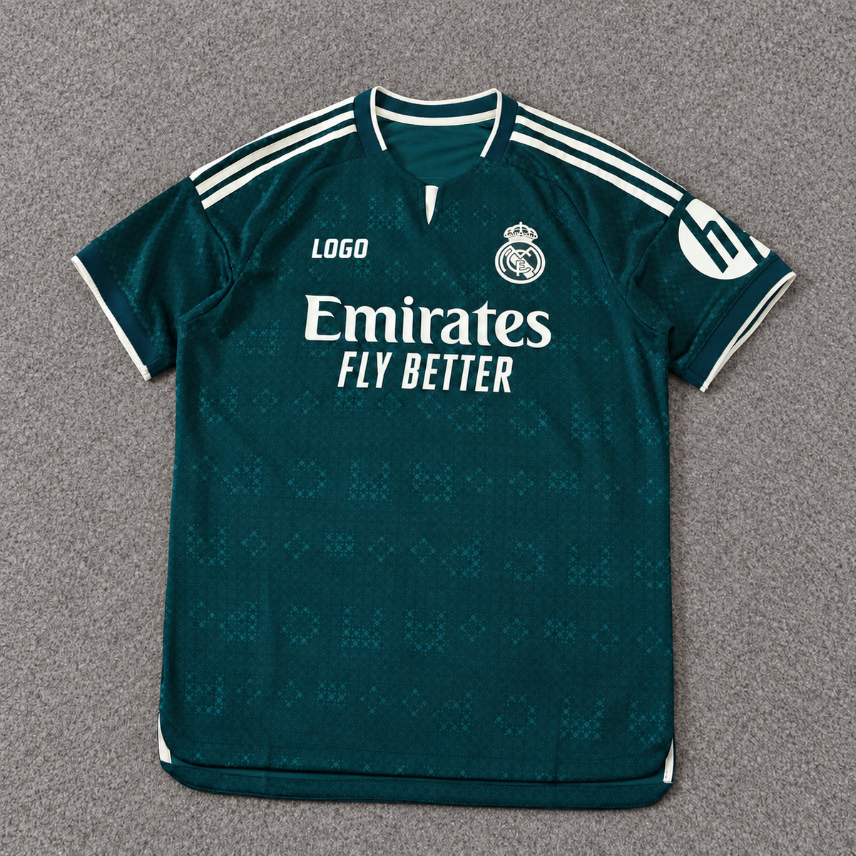 Real Madrid · Visitante verde oscura 26/27 sobre alfombra gris, con escudo original y LOGO en la marca deportiva