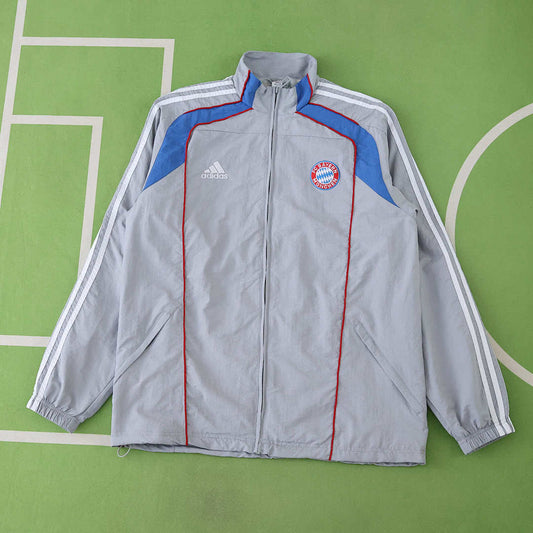 25/26 Fußball-Club Bayern München Cortavientos · Referencia del proveedor: 202932450