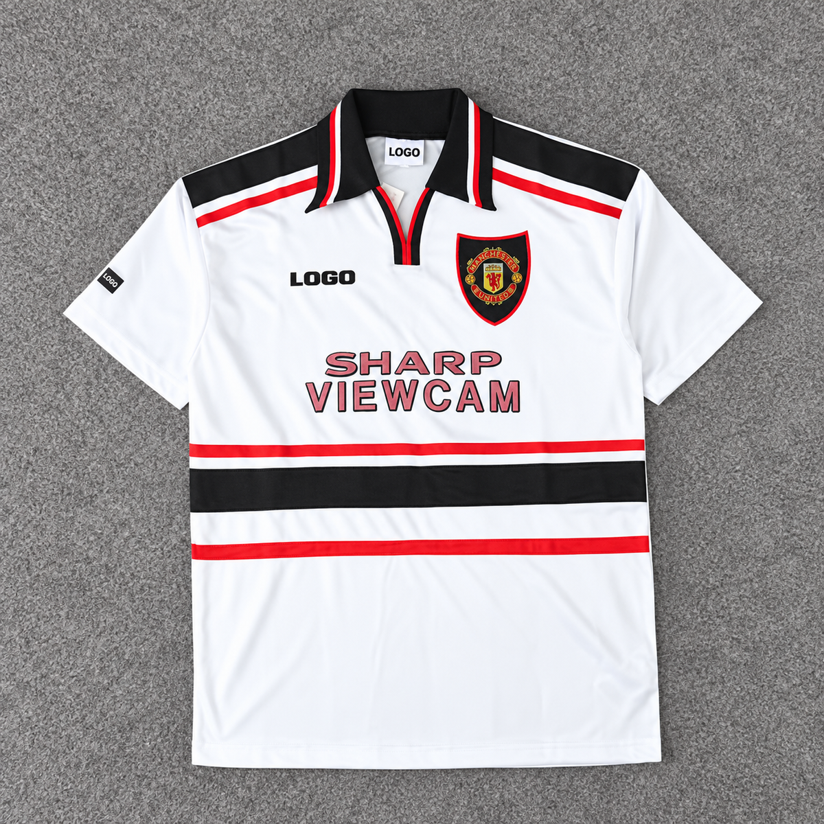 Manchester United · Blanca SHARP VIEWCAM · Retro. Fotografía editada con escudo conservado y marcas deportivas sustituidas por LOGO.