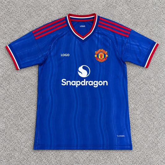 Manchester United · Visitante 26/27 · Fan · Escudo conservado y LOGO · Alfombra gris
