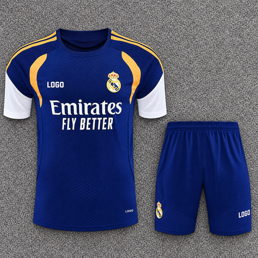 Conjunto Real Madrid azul y dorado, escudos originales visibles y LOGO en las marcas deportivas, sobre alfombra gris